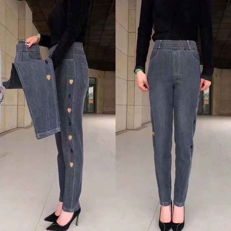 🔥Vendita calda🔥Jeans ricamati da donna con motivo a cuore ad alta elasticità