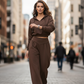 Completo da donna con felpa corta e pantaloni a gamba larga