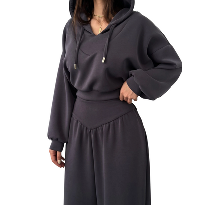 Completo da donna con felpa corta e pantaloni a gamba larga