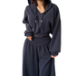 Completo da donna con felpa corta e pantaloni a gamba larga